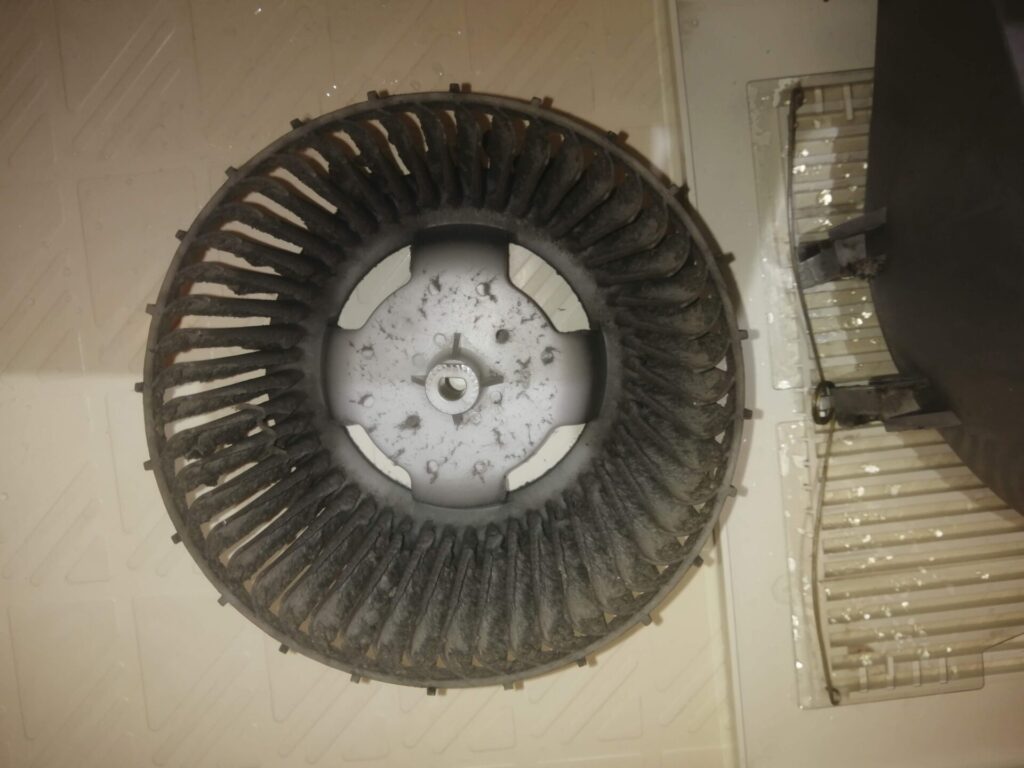ホコリが詰まった換気扇のファン