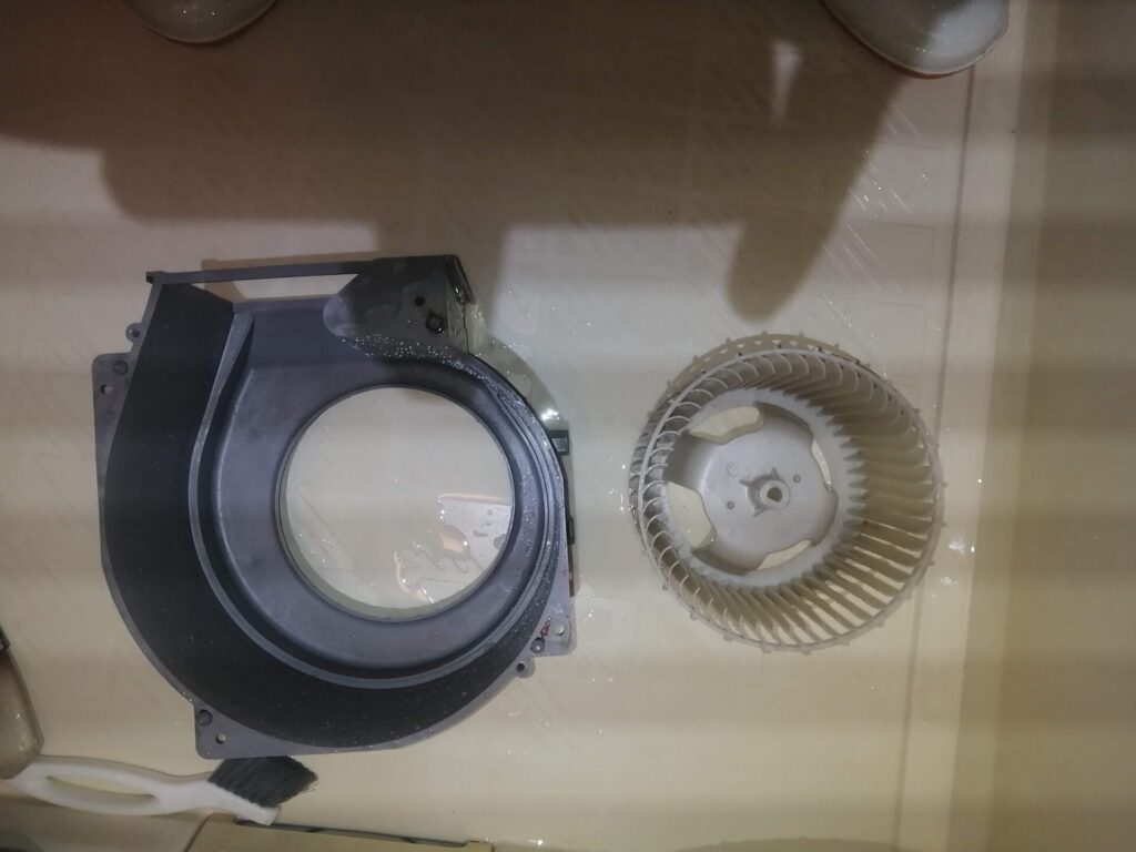 換気扇分解（ファンとカバー）