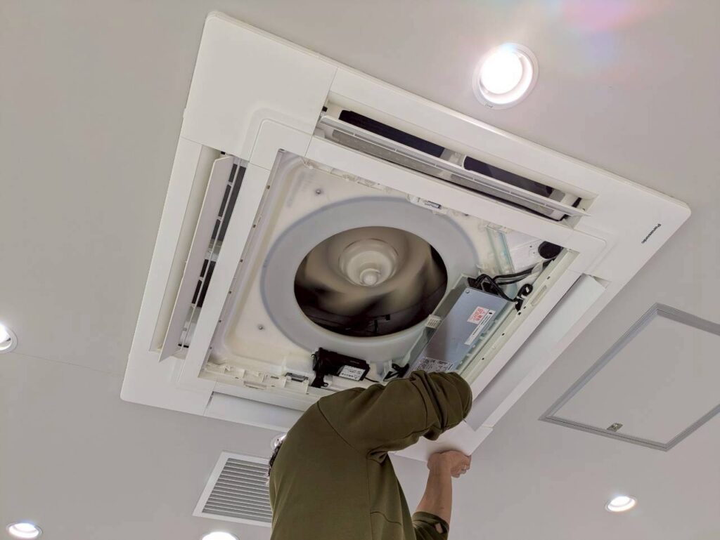 天カセエアコン分解中