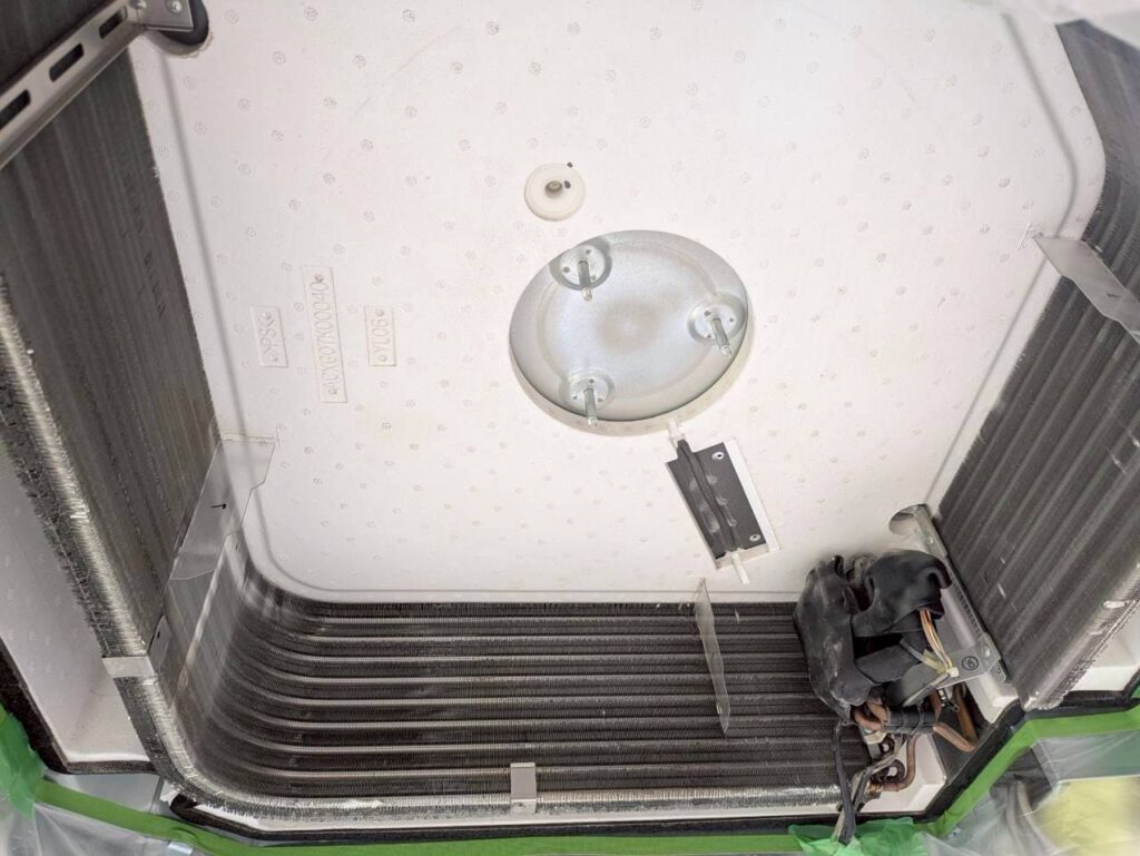 天カセエアコン全部外して熱交換器だけになった状態の画像