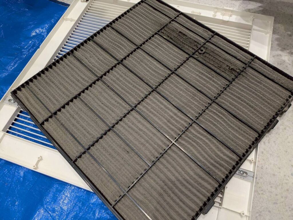 天カセエアコンフィルターのホコリが蓄積した状態