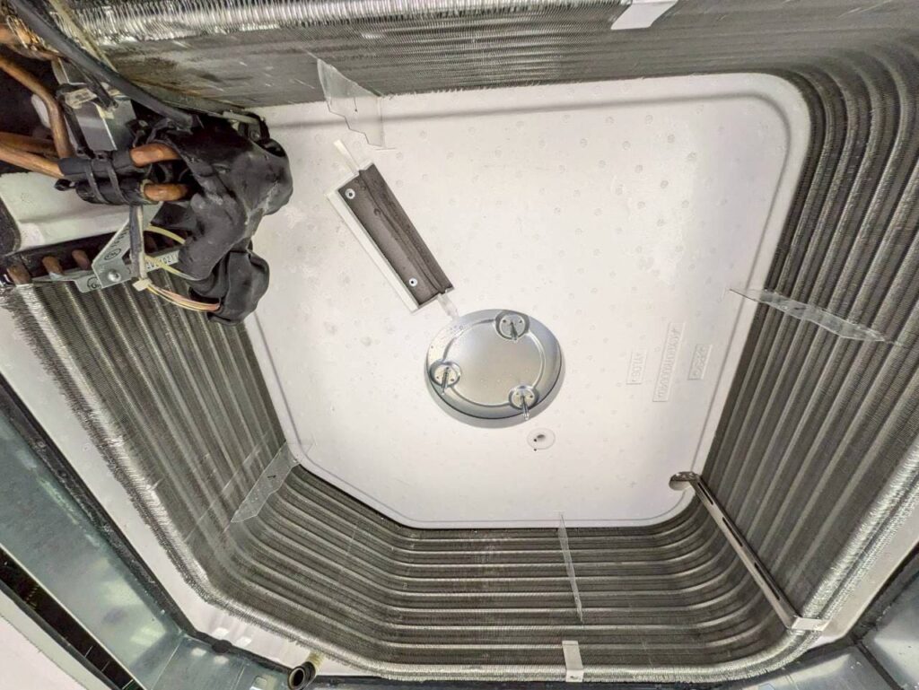 天カセエアコンの完全分解した状態